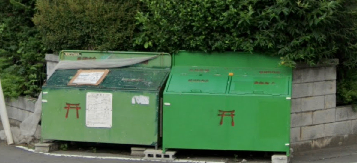 ごみ集積場の収納箱に鳥居がかかれている。 2